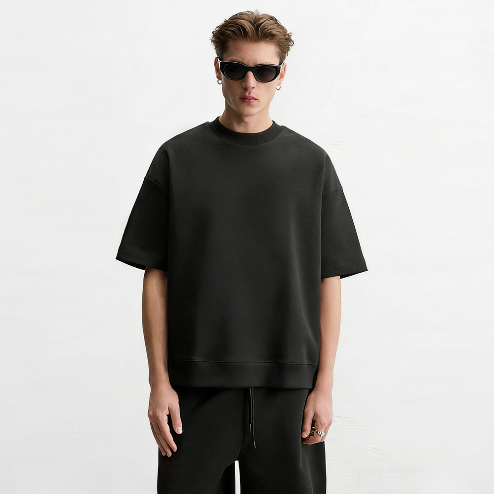 Minimalist Oversized Black T-Shirt – Streetwear Essential