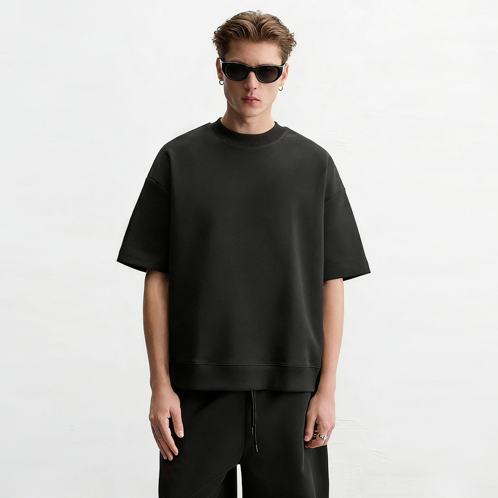 Minimalist Oversized Black T-Shirt – Streetwear Essential