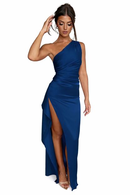 Εντυπωσιακό Φούξια Σατέν Φόρεμα με Έναν Ώμο & Ψηλό Σκίσιμο – Απόλυτο Βραδινό Look