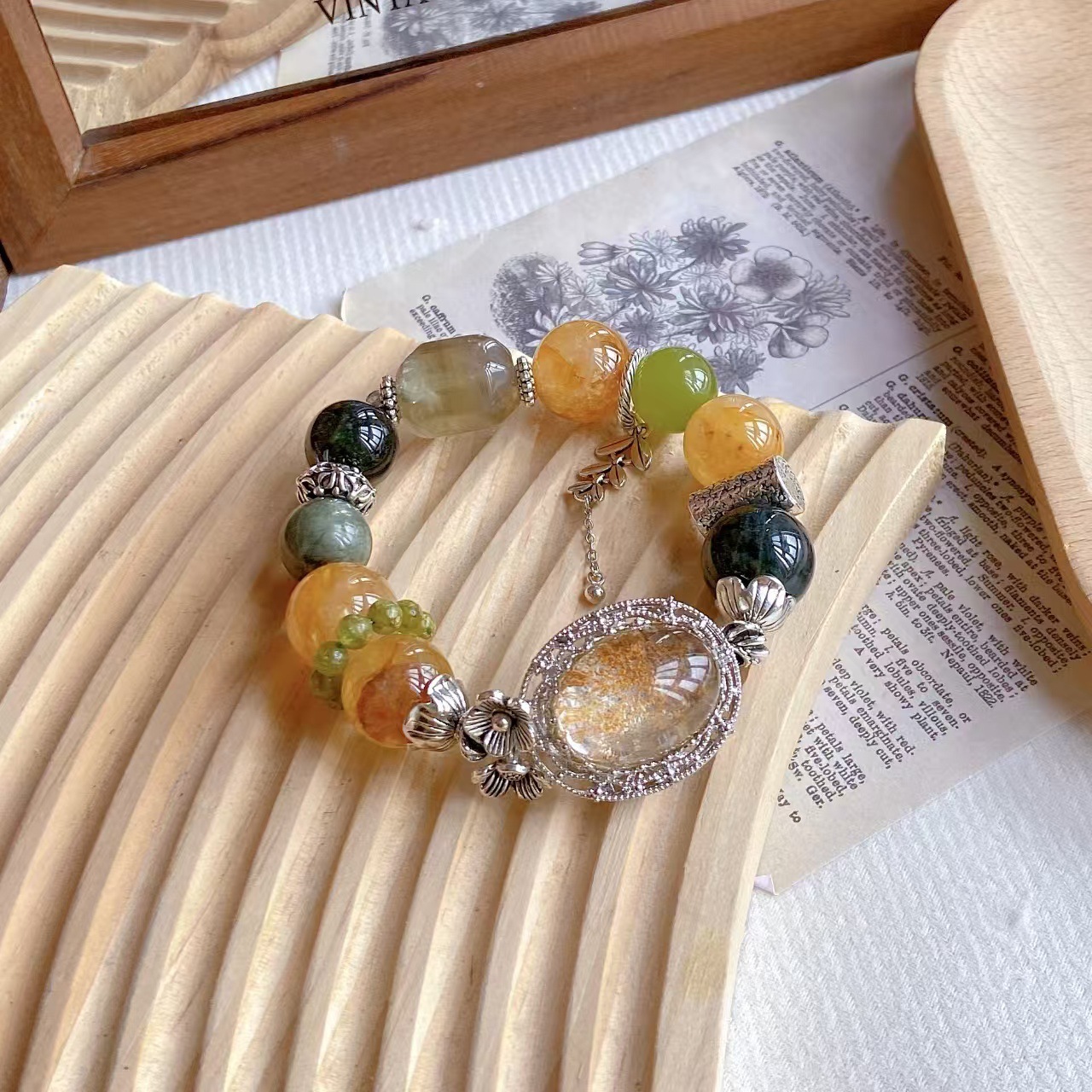 Natural Ghost Magic Box Gold Glue Flower Xiuyu Green Hair Crystal Green Crystal Bracelet