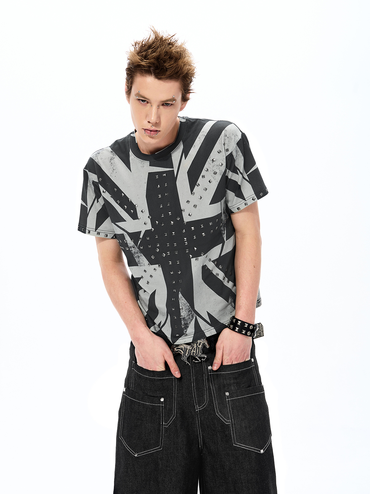 STUDDED DISTRESSED UNION JACK TEE