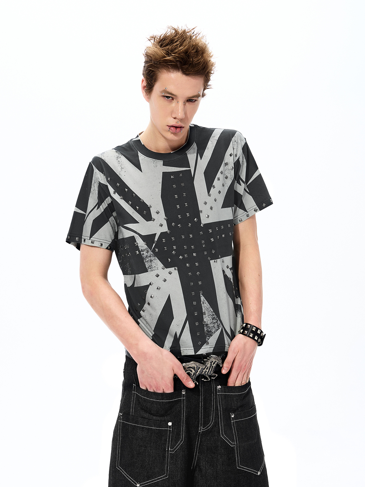 STUDDED DISTRESSED UNION JACK TEE