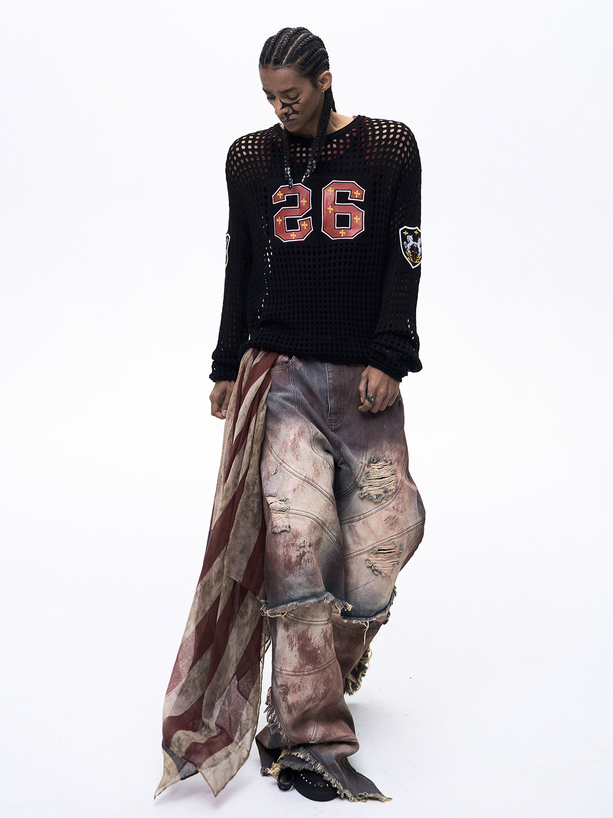 OPEN-KNIT EMBROIDERED BADGE SWEATER-BLACK