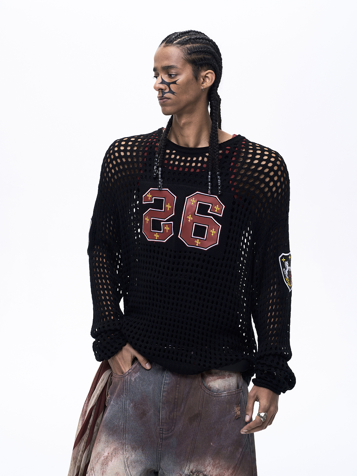 OPEN-KNIT EMBROIDERED BADGE SWEATER-BLACK