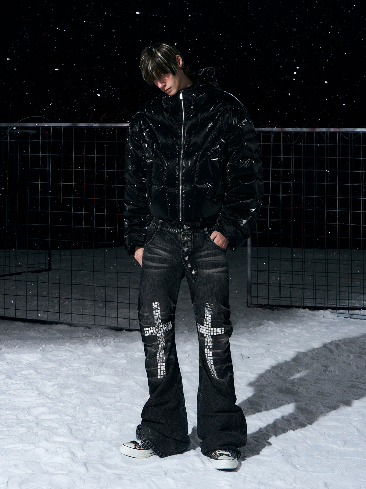 BLACK HIGH-GLOSS CROPPED HOODED PUFFER