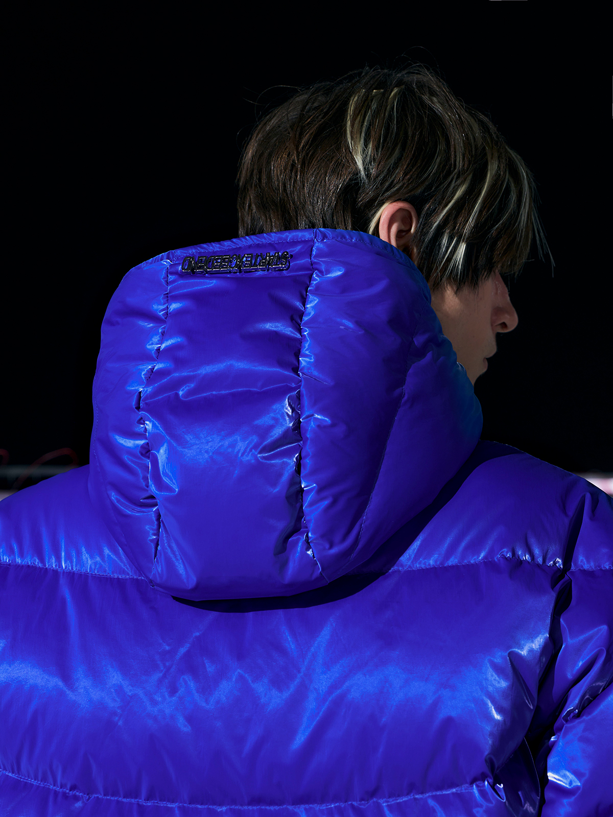 ELECTRIC BLUE HIGH-GLOSS CROPPED HOODED PUFFER