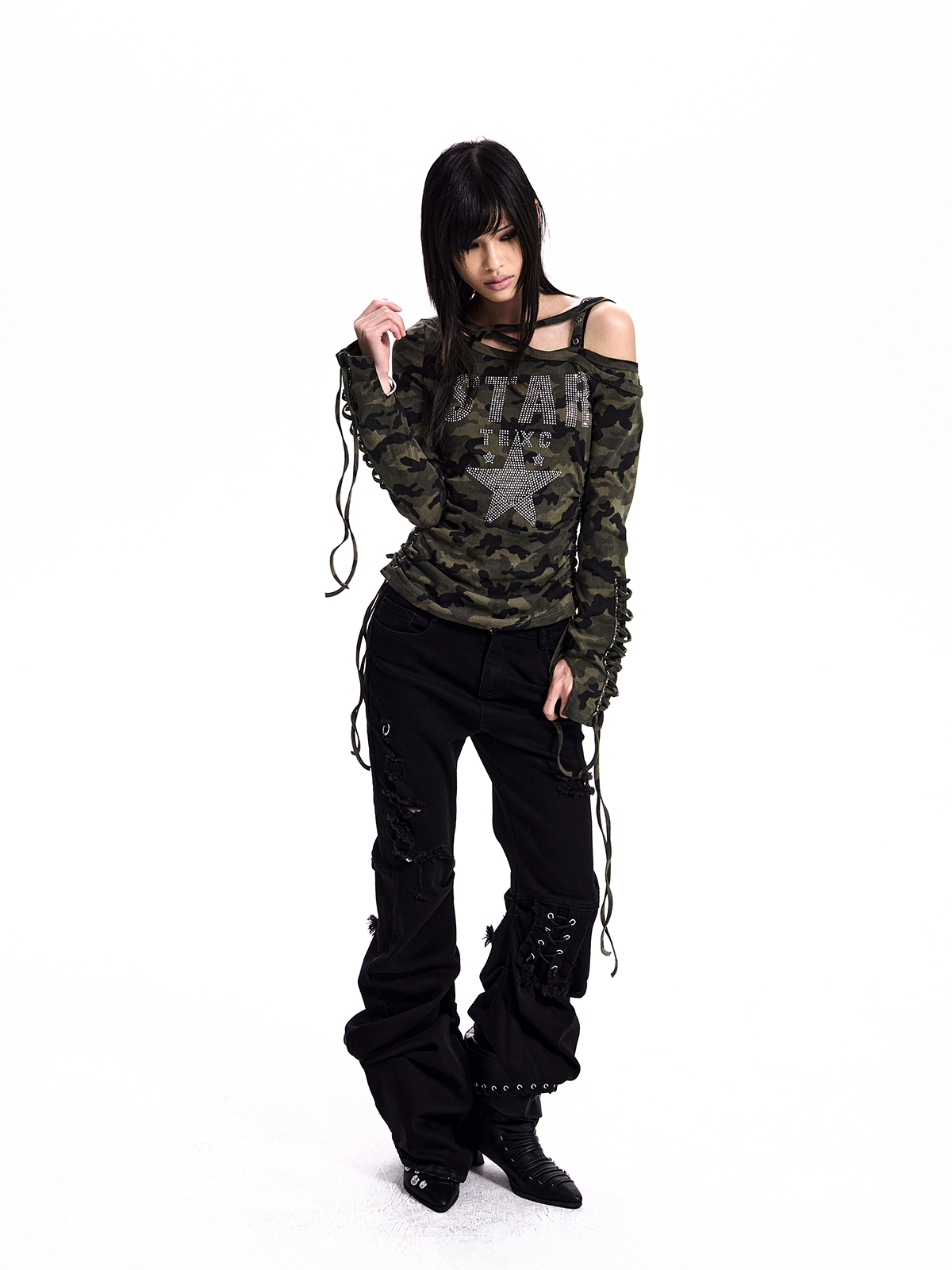 CAMO LACE-UP OFF-SHOULDER TEE