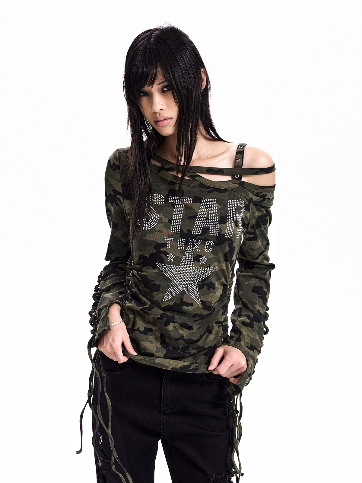CAMO LACE-UP OFF-SHOULDER TEE