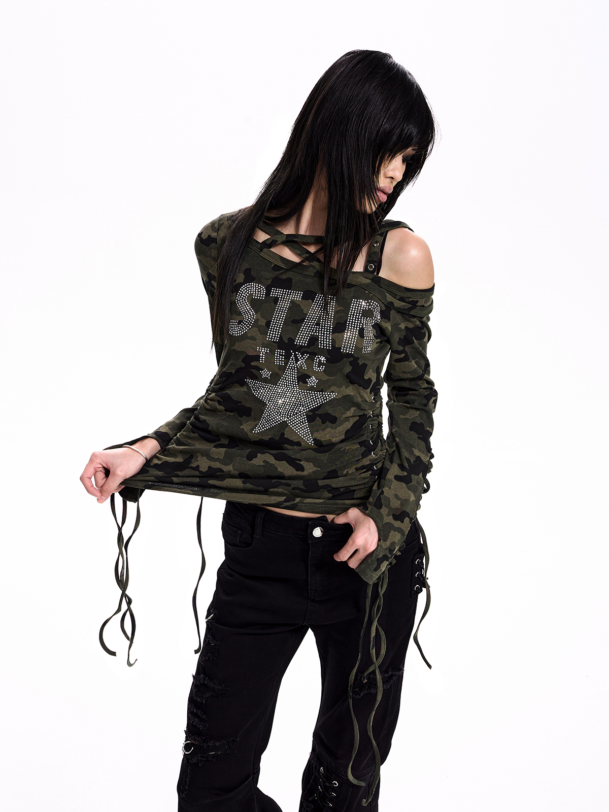 CAMO LACE-UP OFF-SHOULDER TEE