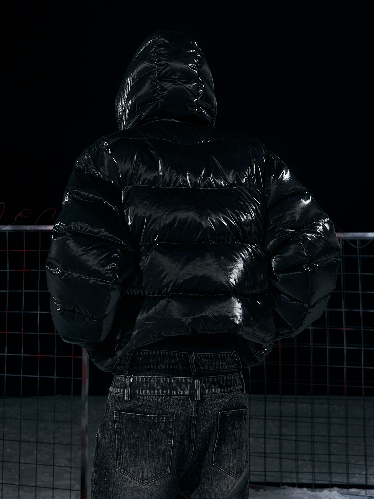 BLACK HIGH-GLOSS CROPPED HOODED PUFFER