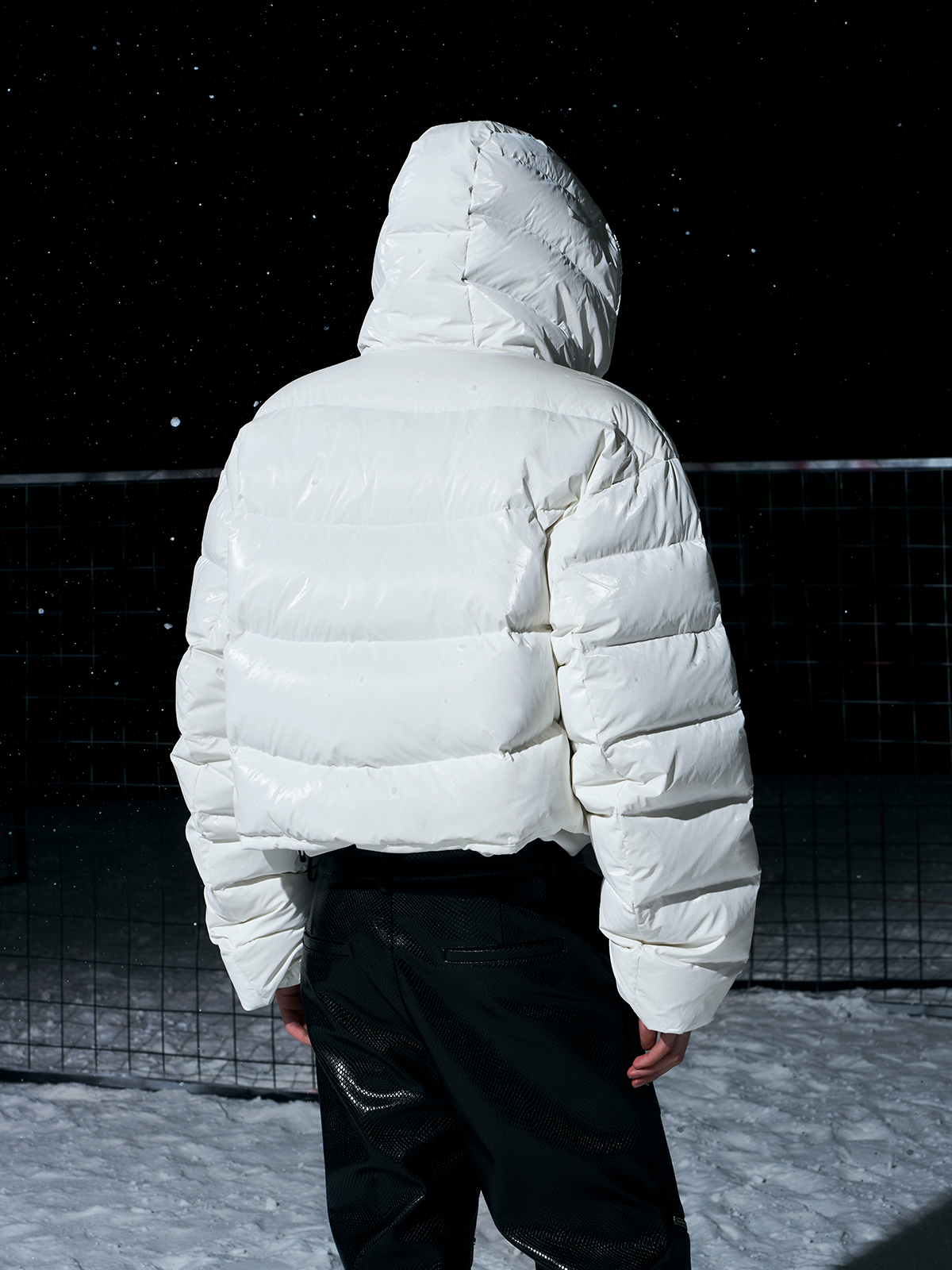 ARCTIC WHITE HIGH-GLOSS CROPPED HOODED PUFFER