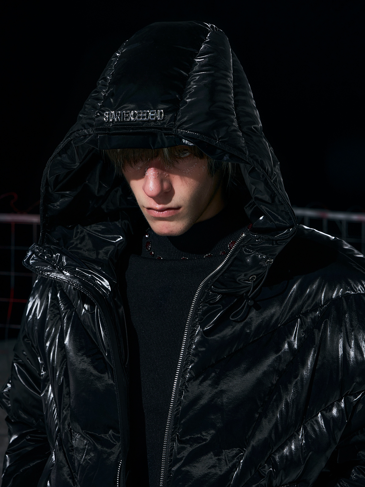 BLACK HIGH-GLOSS CROPPED HOODED PUFFER