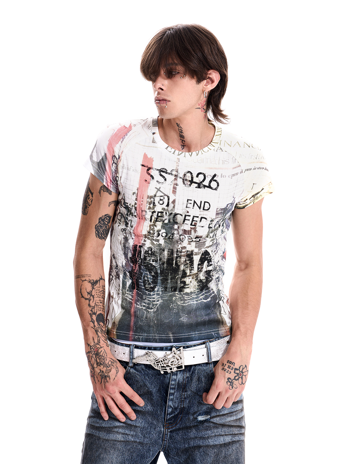 GRAFFITI PRINT FITTED TEE