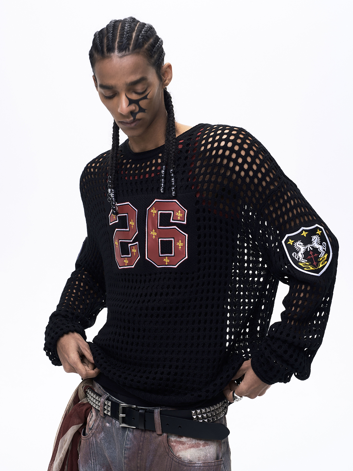 OPEN-KNIT EMBROIDERED BADGE SWEATER-BLACK