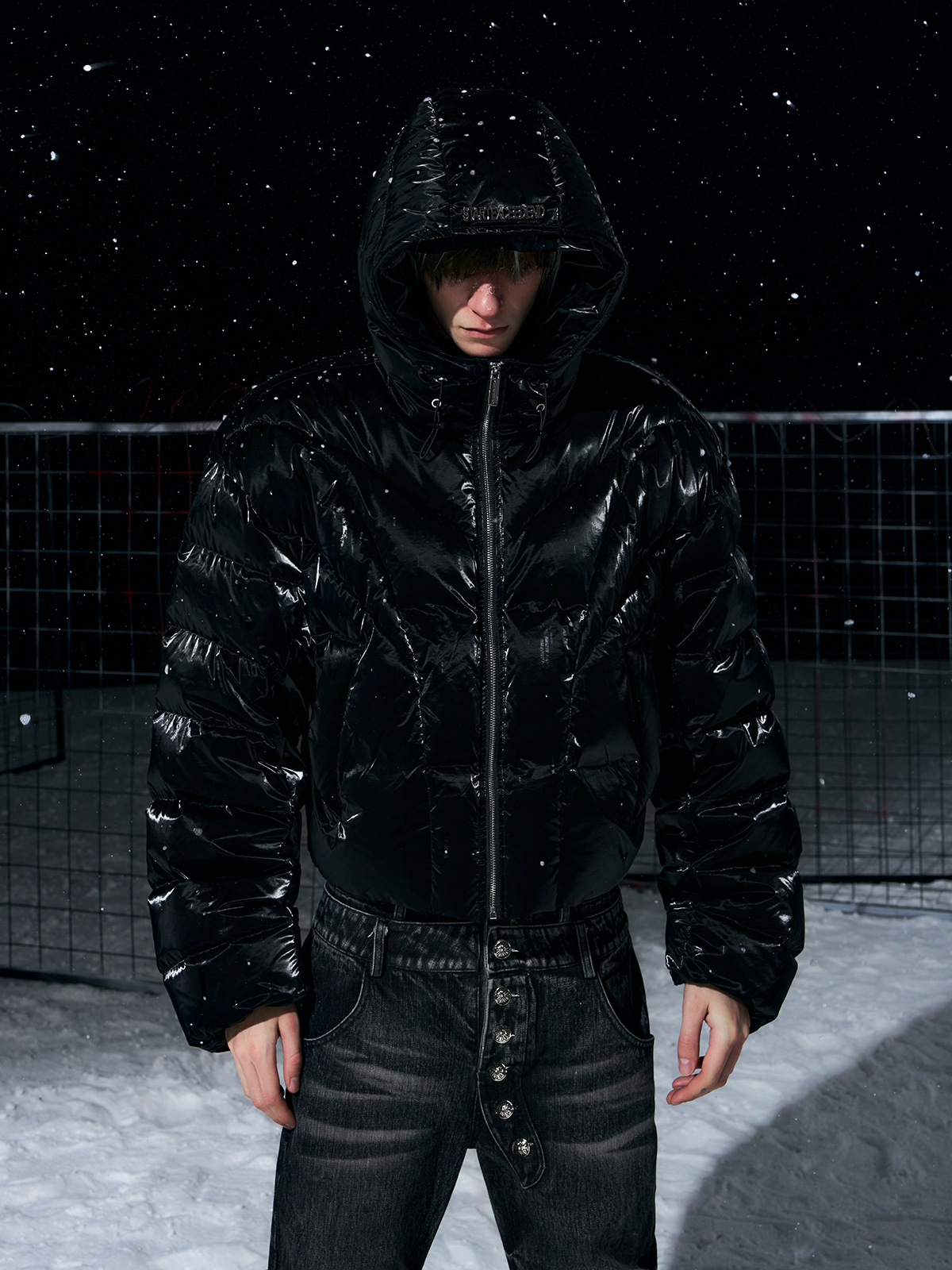 BLACK HIGH-GLOSS CROPPED HOODED PUFFER