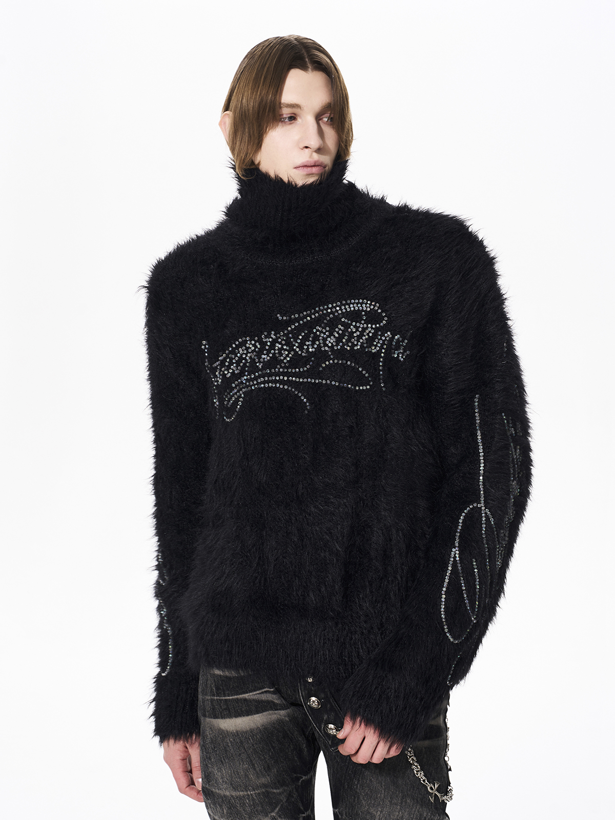RHINESTONE LOGO FUZZY HIGH NECK KNIT-BLACK