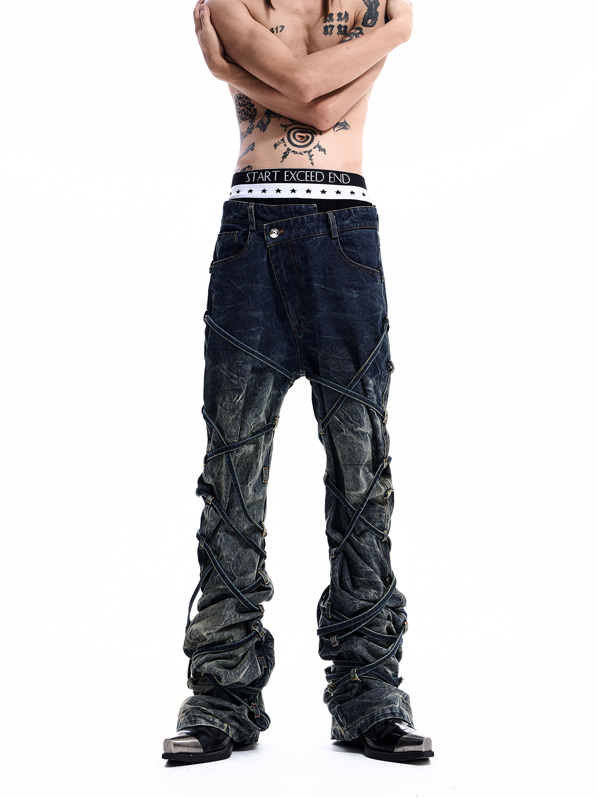 LACE-UP CURVED SEAM JEANS