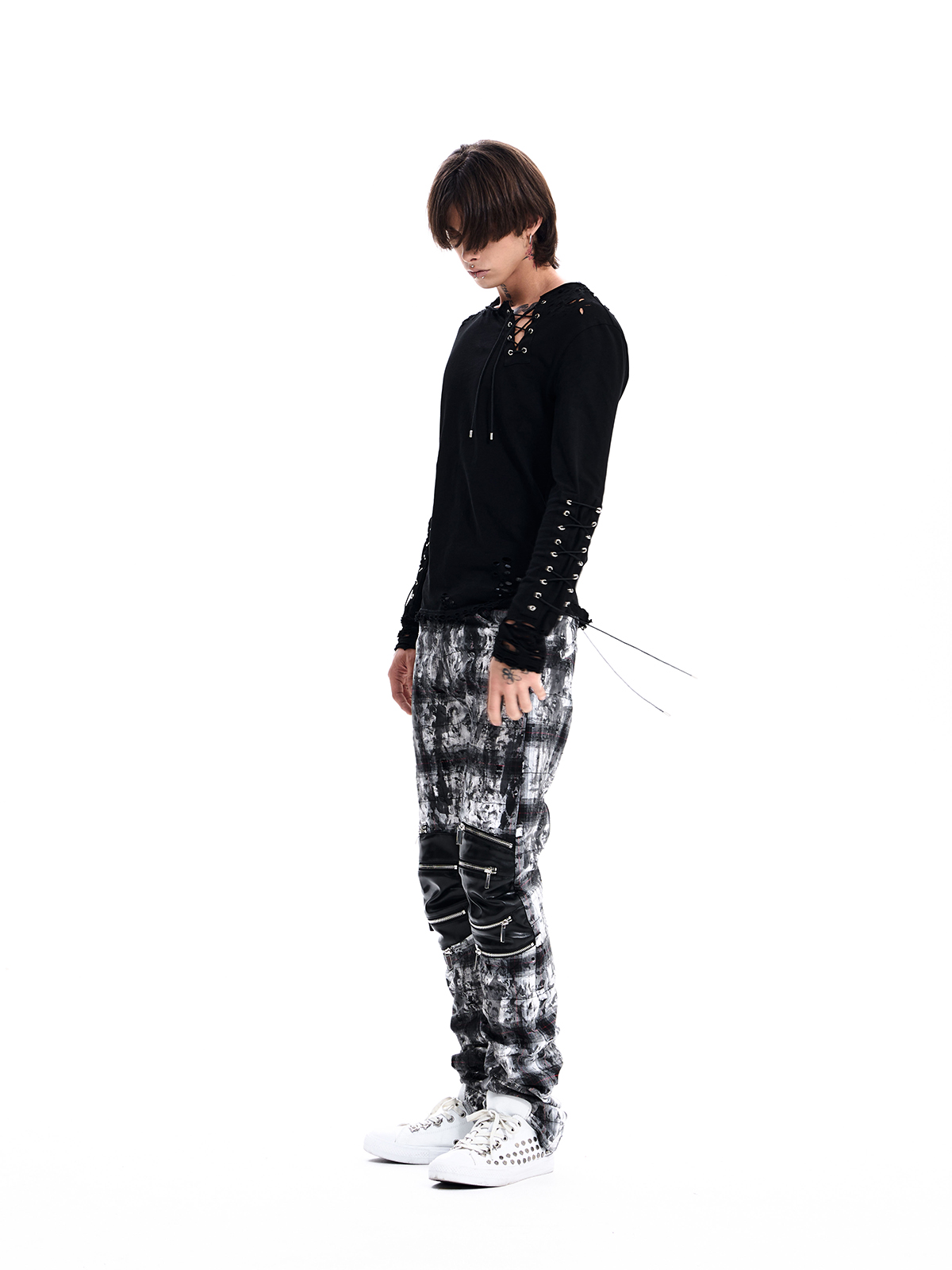 LACE-UP DESTROYED LONG SLEEVE TEE