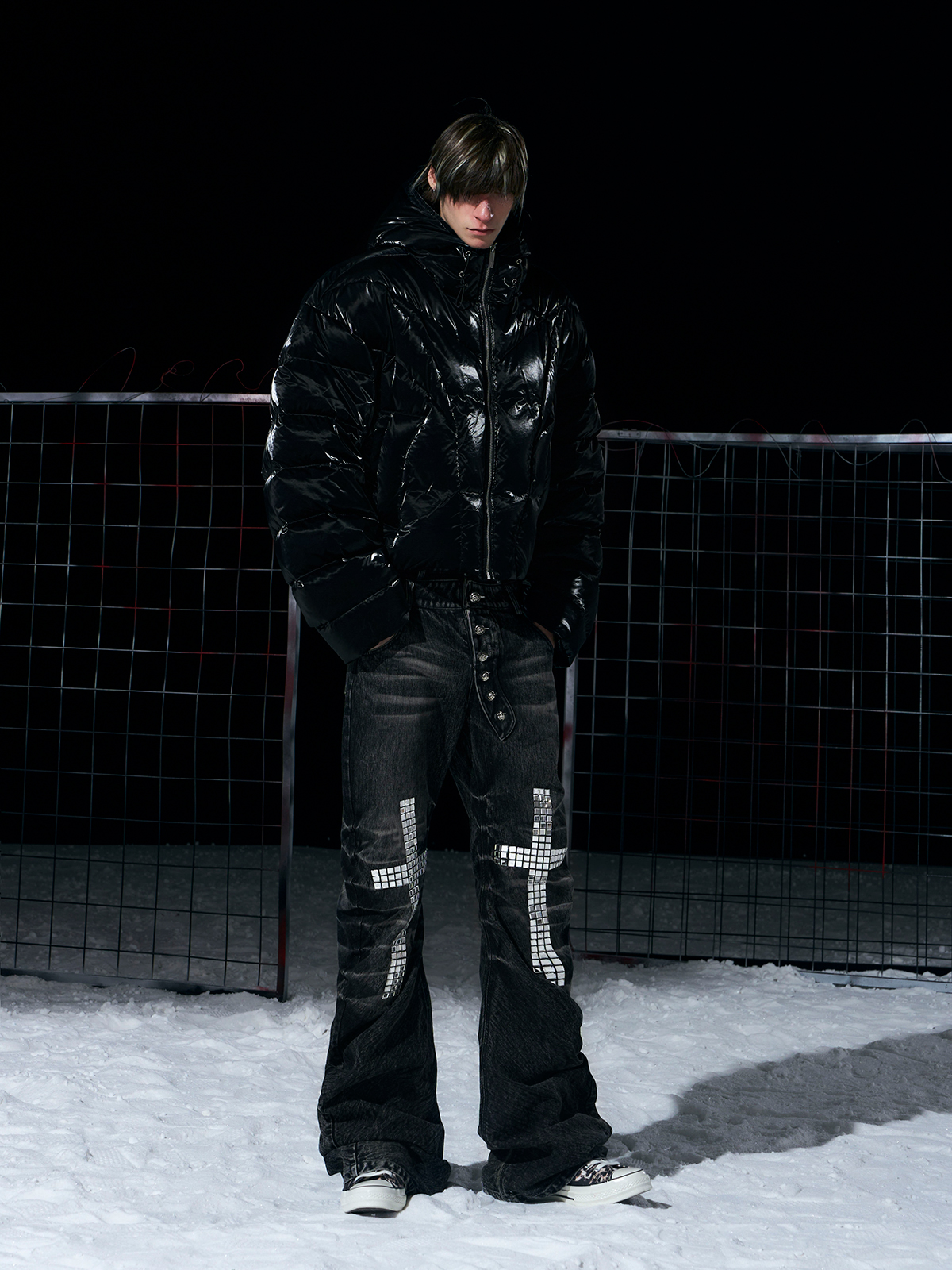 BLACK HIGH-GLOSS CROPPED HOODED PUFFER