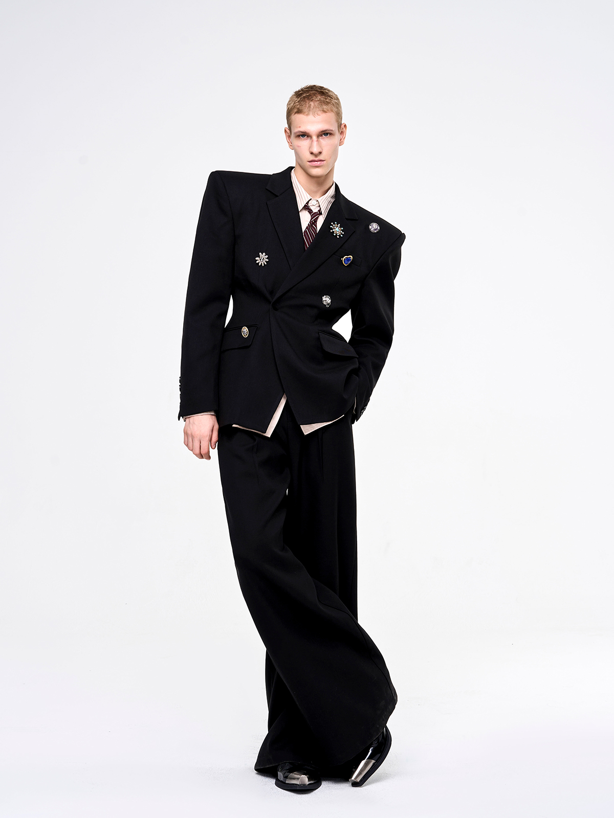 SCULPTED BROOCH-EMBELLISHED SUIT SET-BLACK