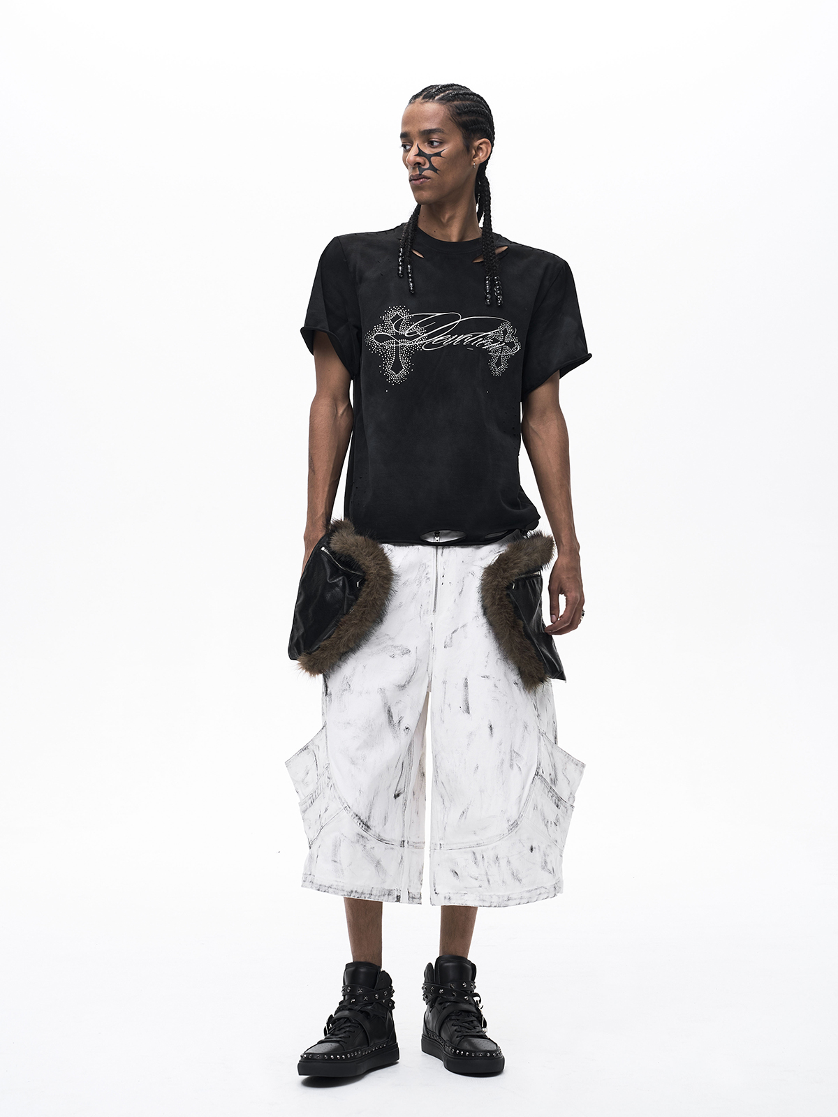 DECONSTRUCTED RHINESTONE CROSS MUD WASH TEE-BLACK