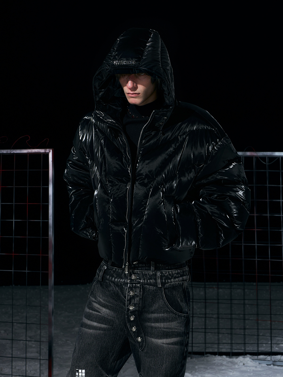 BLACK HIGH-GLOSS CROPPED HOODED PUFFER