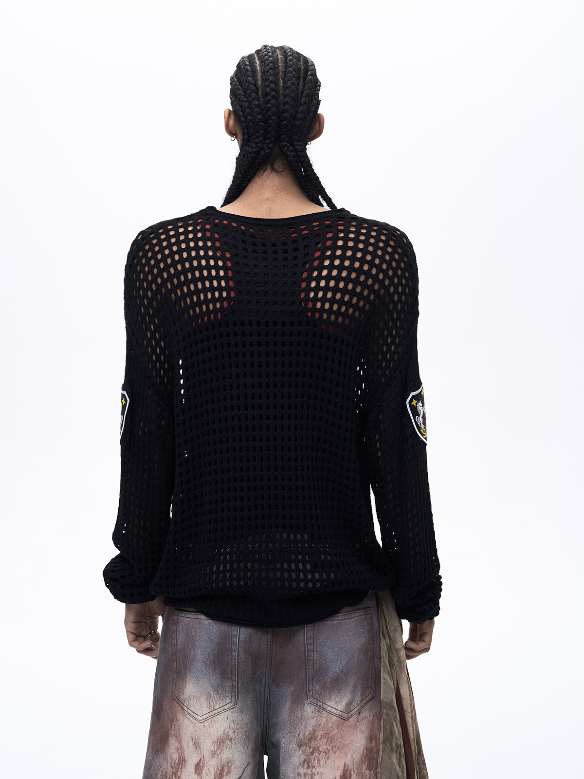 OPEN-KNIT EMBROIDERED BADGE SWEATER-BLACK