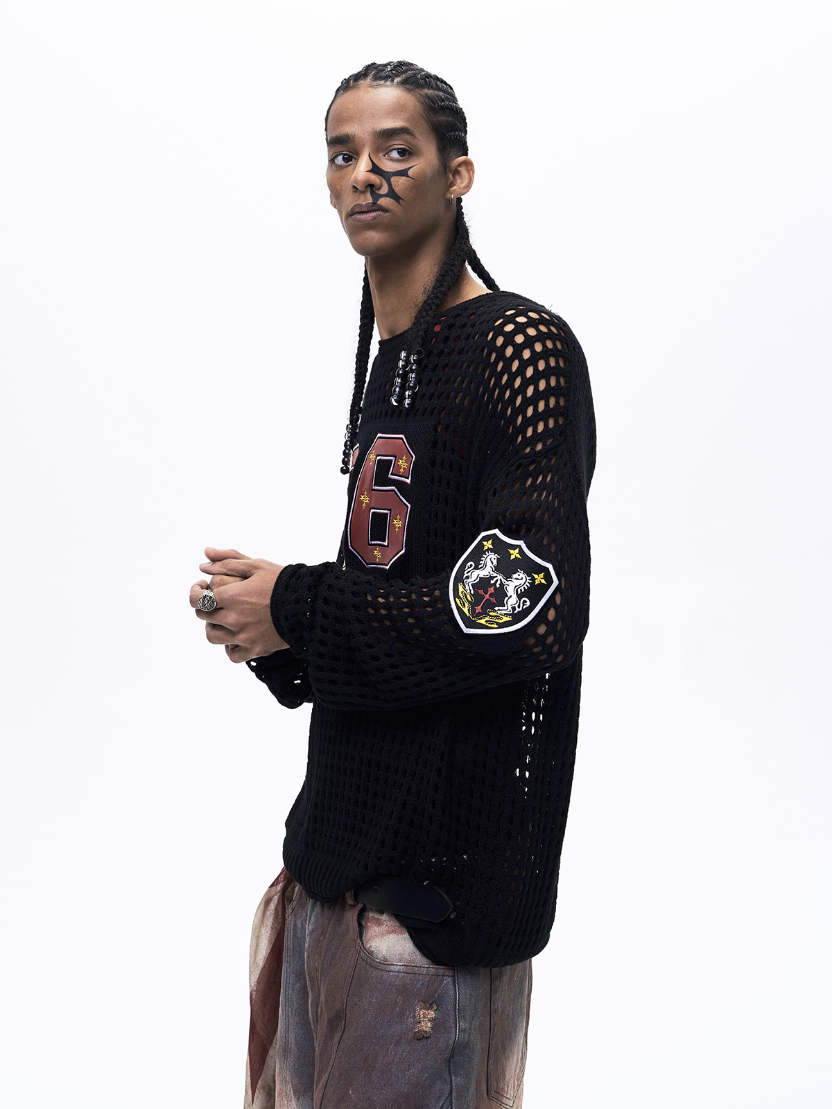 OPEN-KNIT EMBROIDERED BADGE SWEATER-BLACK