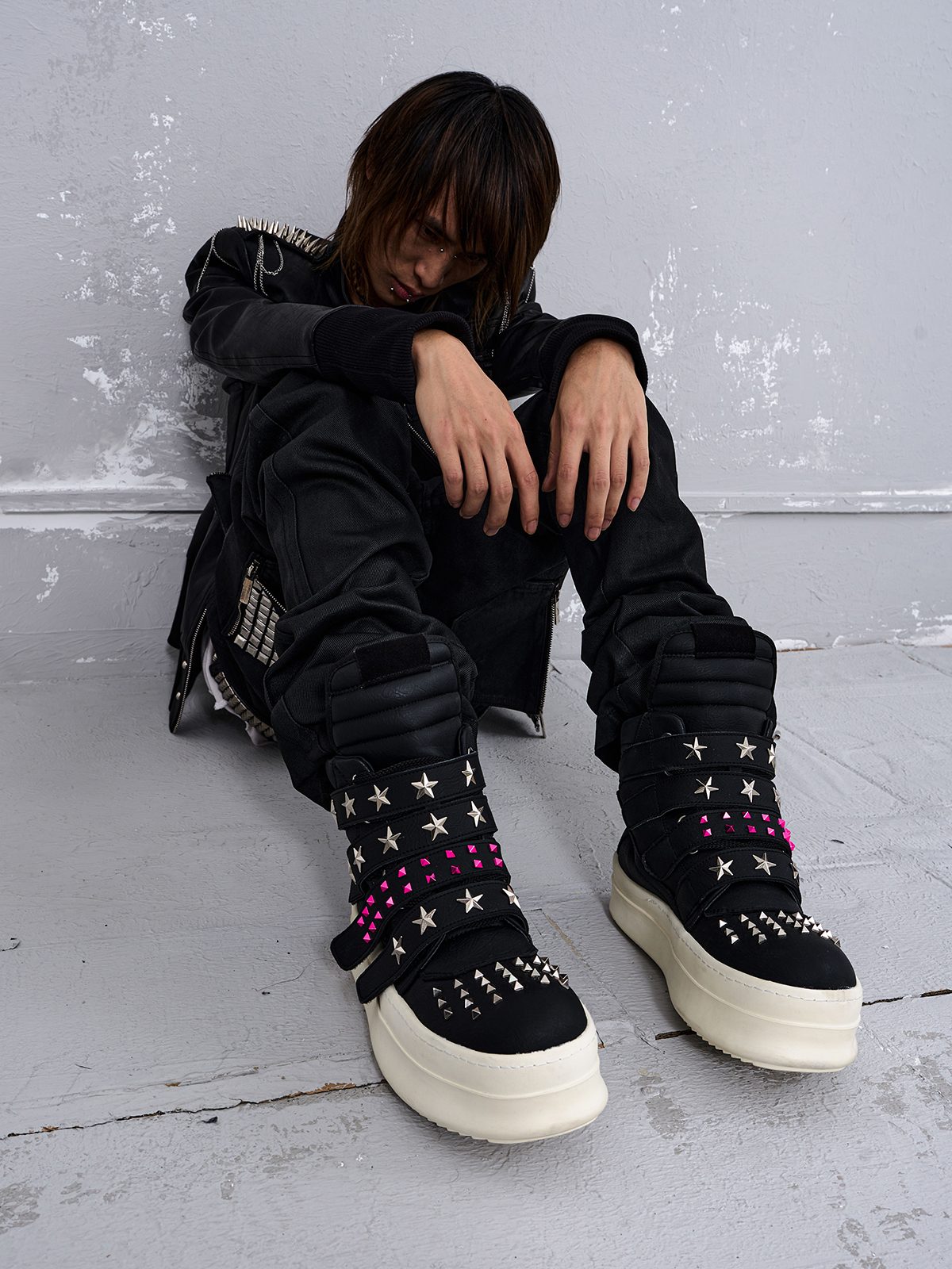 STAR STUDDED PLATFORM BOOTS-BLACK
