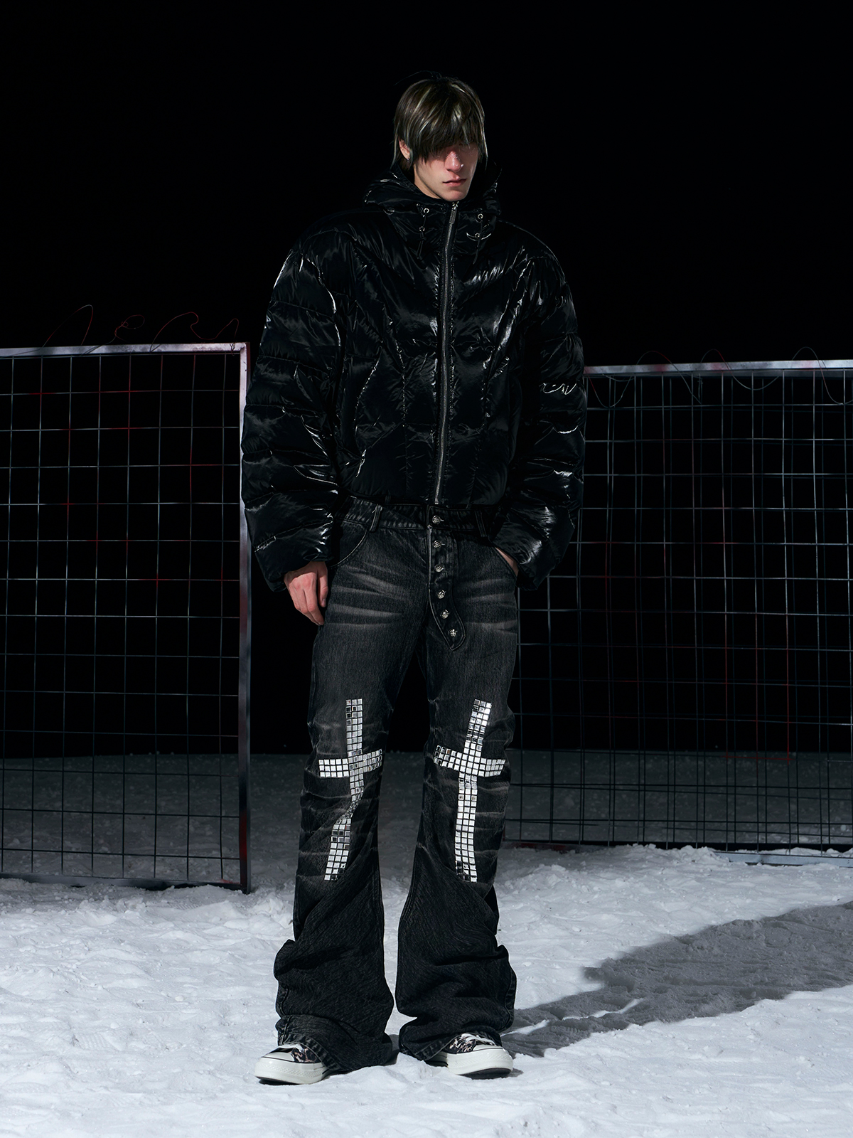 BLACK HIGH-GLOSS CROPPED HOODED PUFFER