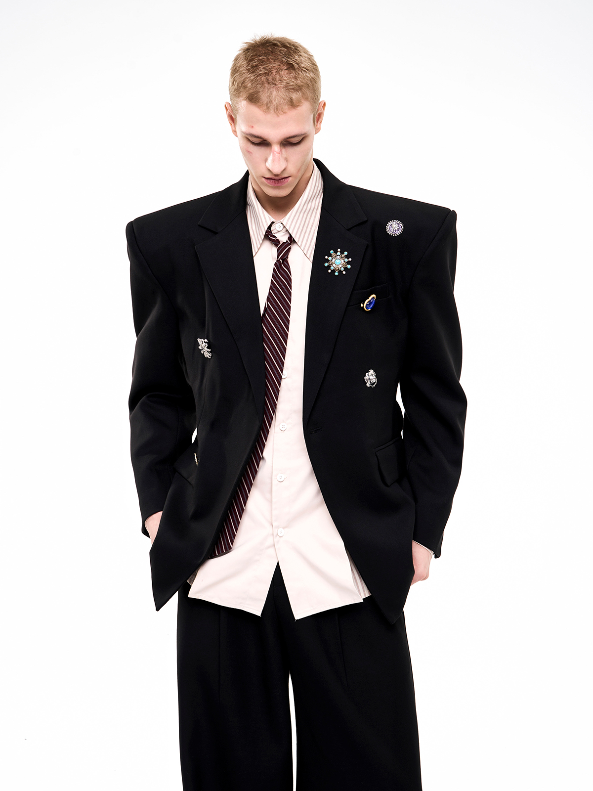 SCULPTED BROOCH-EMBELLISHED SUIT SET-BLACK