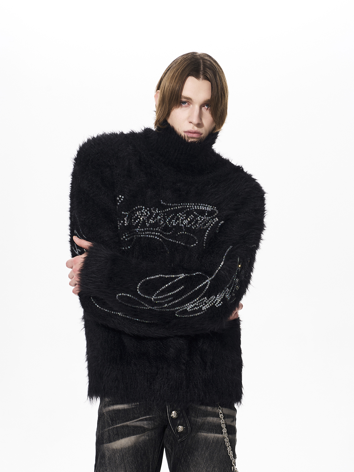 RHINESTONE LOGO FUZZY HIGH NECK KNIT-BLACK