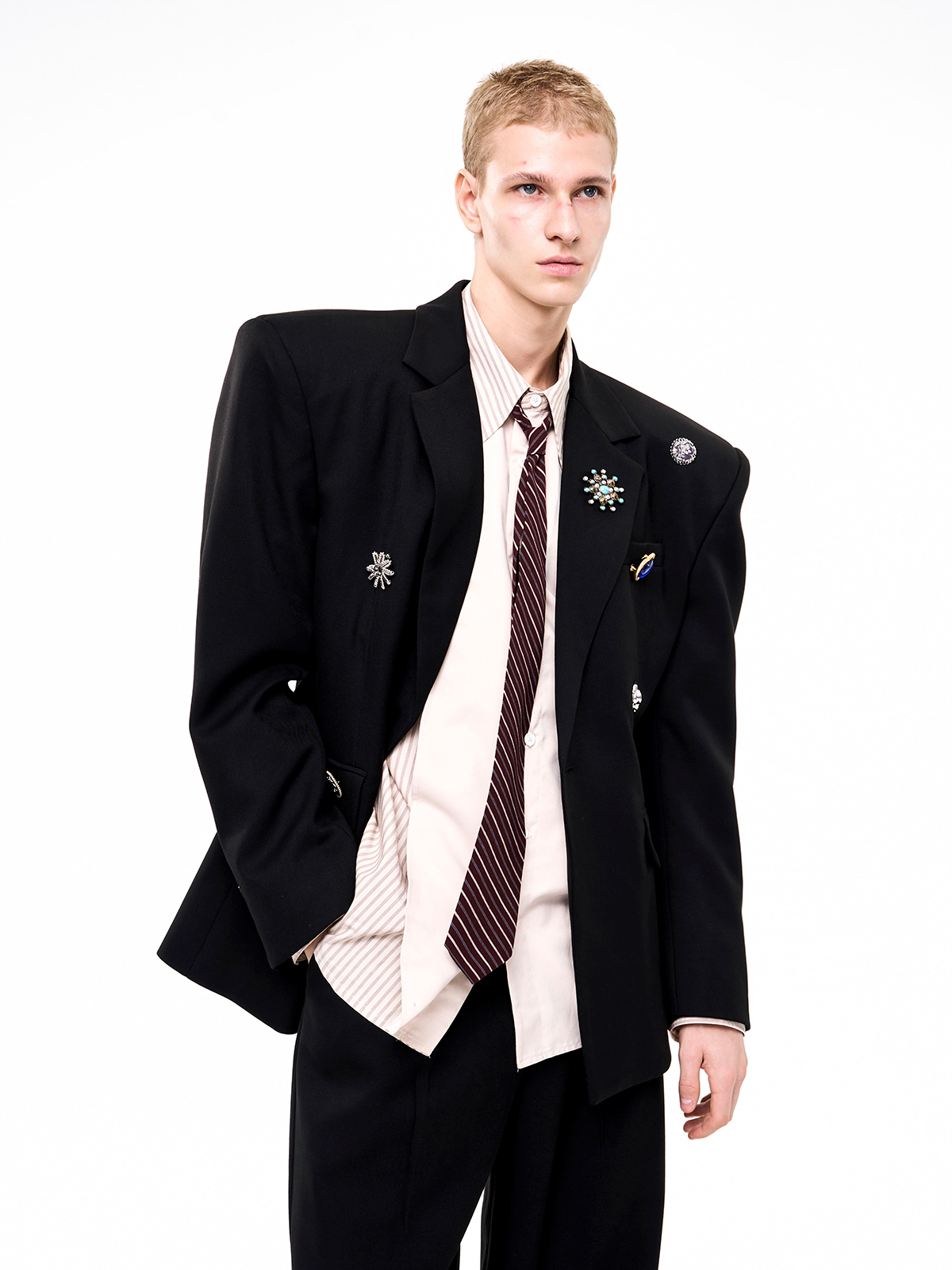 SCULPTED BROOCH-EMBELLISHED SUIT SET-BLACK