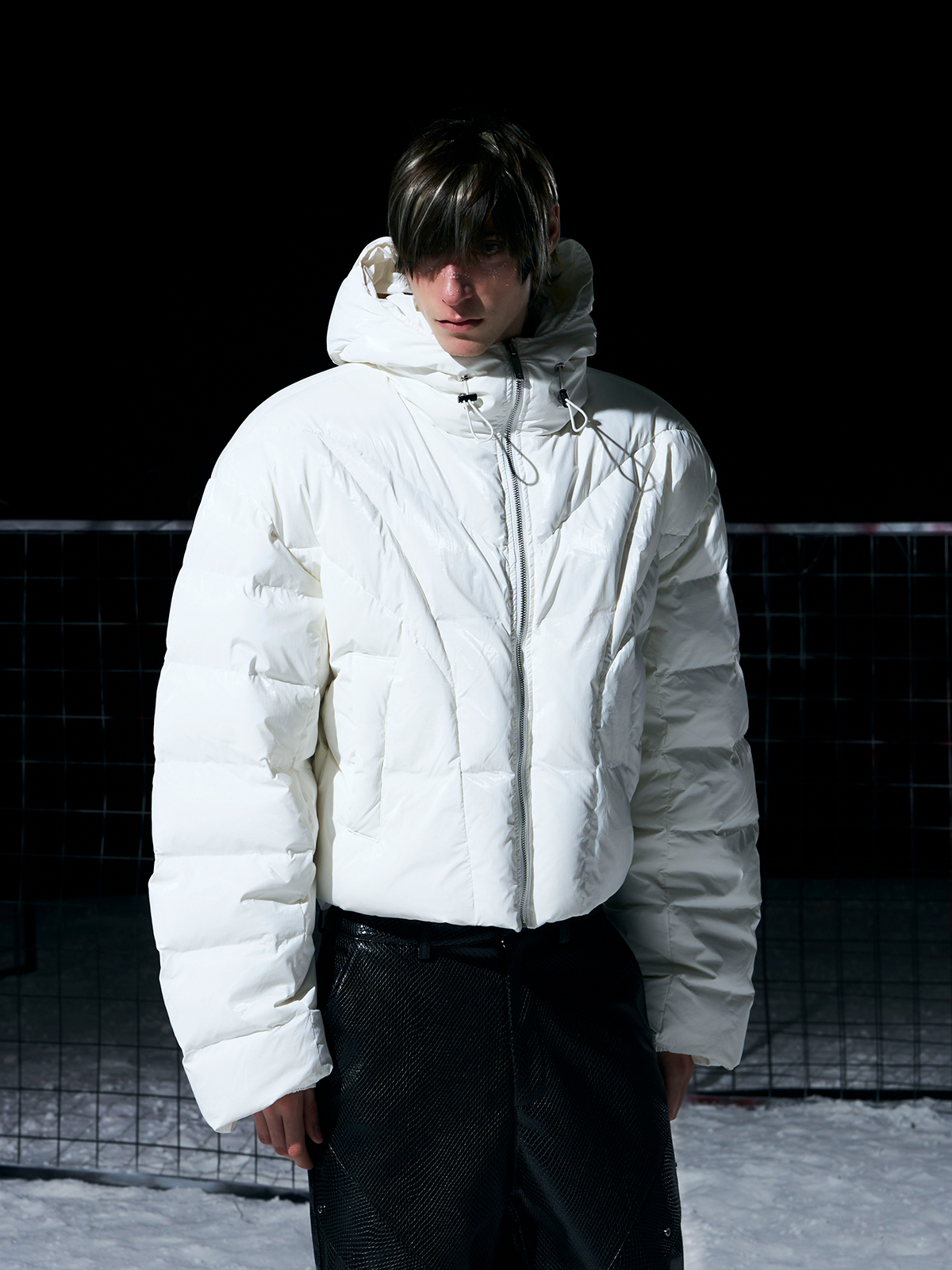 ARCTIC WHITE HIGH-GLOSS CROPPED HOODED PUFFER