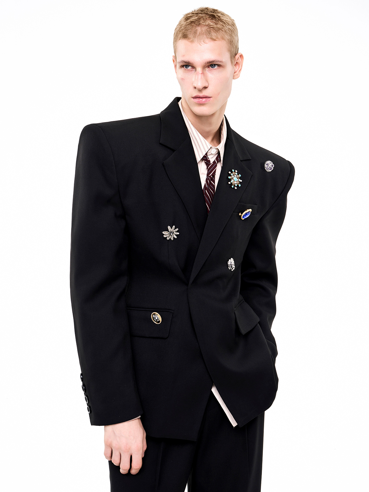 SCULPTED BROOCH-EMBELLISHED SUIT SET-BLACK