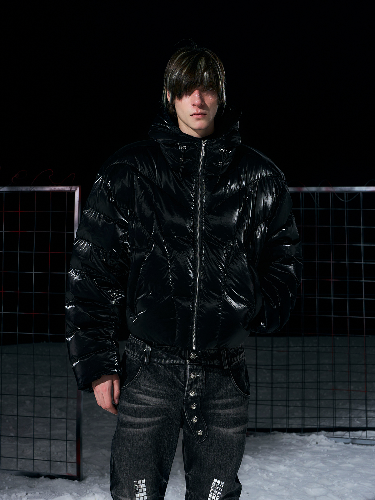 BLACK HIGH-GLOSS CROPPED HOODED PUFFER