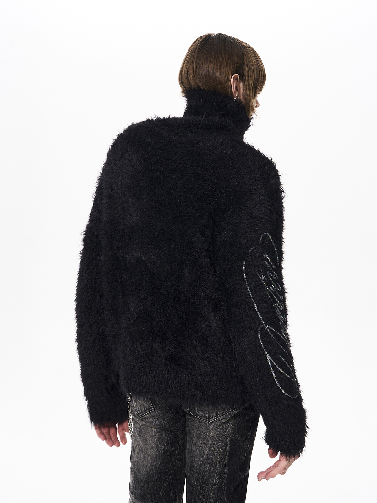 RHINESTONE LOGO FUZZY HIGH NECK KNIT-BLACK