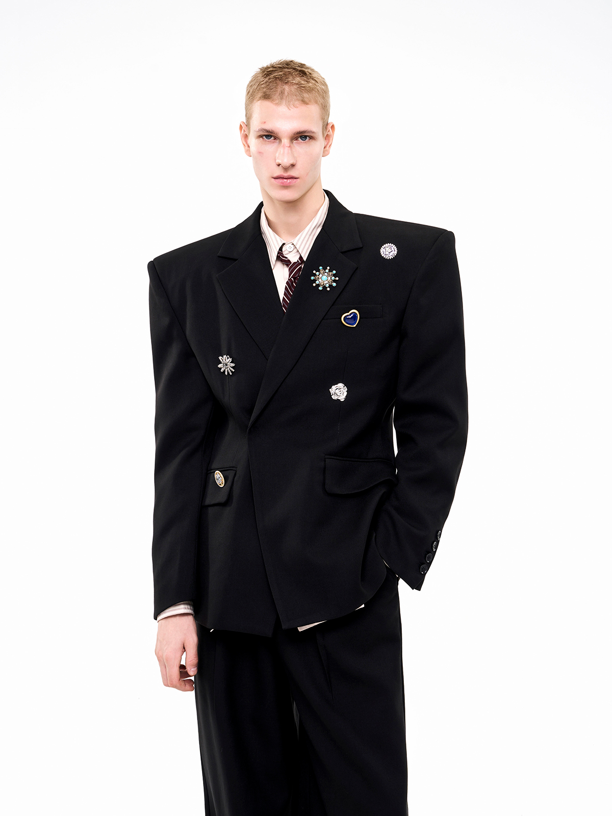 SCULPTED BROOCH-EMBELLISHED SUIT SET-BLACK