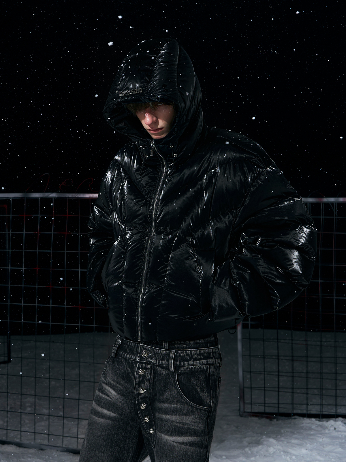 BLACK HIGH-GLOSS CROPPED HOODED PUFFER