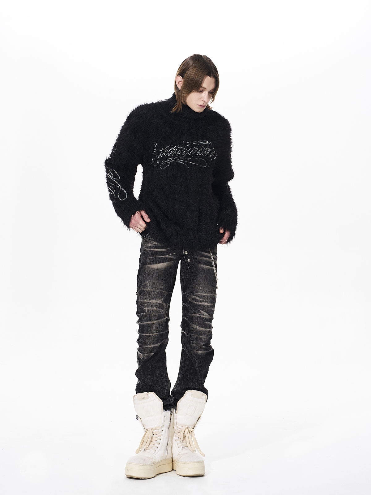 RHINESTONE LOGO FUZZY HIGH NECK KNIT-BLACK