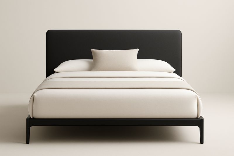 Letto matrimoniale in legno e tessuto nero e bianco