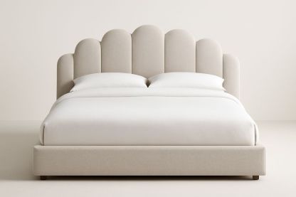 Letto matrimoniale imbottito in tessuto beige con testiera sagomata