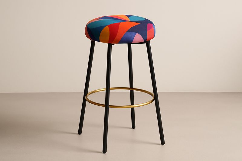 Sgabello Alto Multicolore con Struttura in Acciaio Nero, Poggiapiedi Oro e Seduta in Tessuto Imbottito-Verdalorie