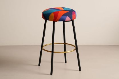 Sgabello Alto Multicolore con Struttura in Acciaio Nero, Poggiapiedi Oro e Seduta in Tessuto Imbottito-Verdalorie