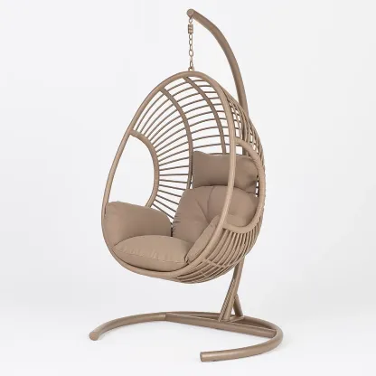 Poltrona Sospesa a Uovo in Rattan e Metallo con Cuscini Beige