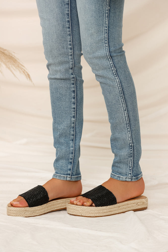 THERAPY Eden Slides Black-Seaa Fashion