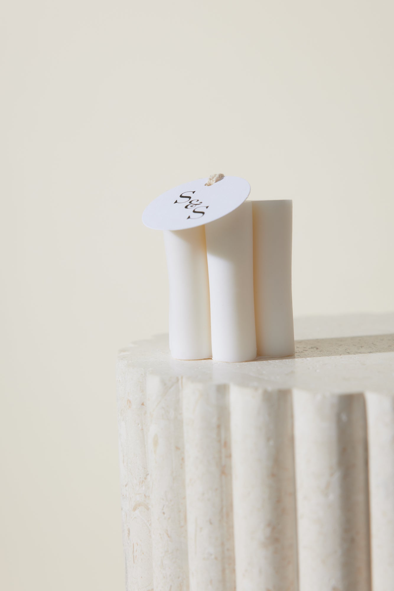 SUMMER & SPADE Bella Candle White-Seaa Fashion