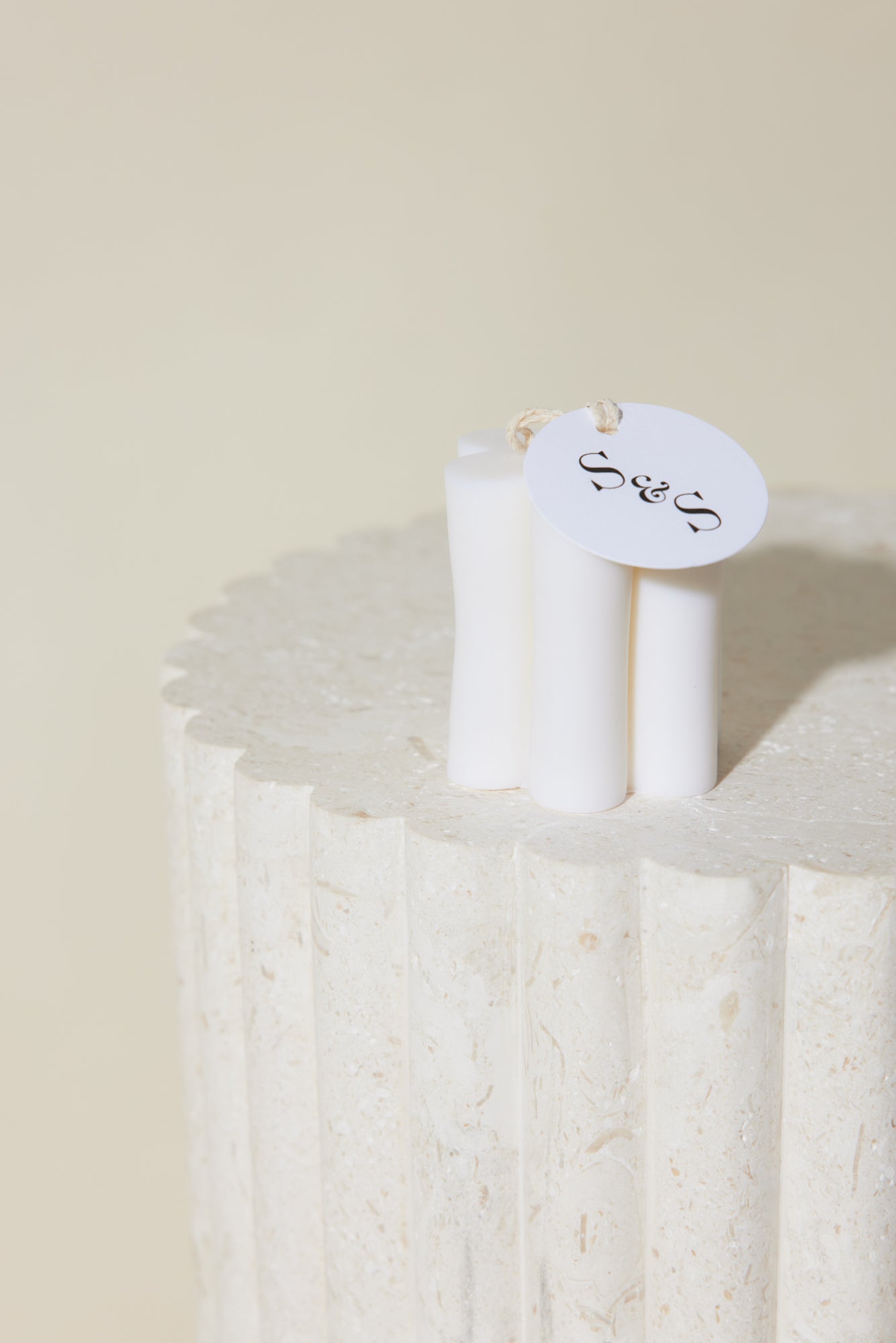 SUMMER & SPADE Bella Candle White-Seaa Fashion