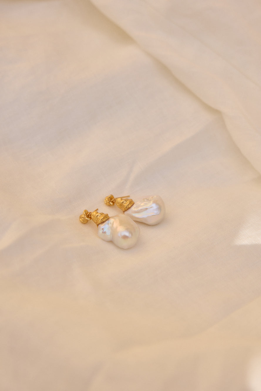 18K Gold Plated Precious Pearls Earrings Gold-Seaa Fashion