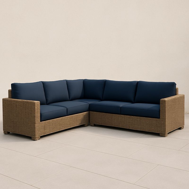 Ecksofa aus Polyrattan mit blauen Kissen